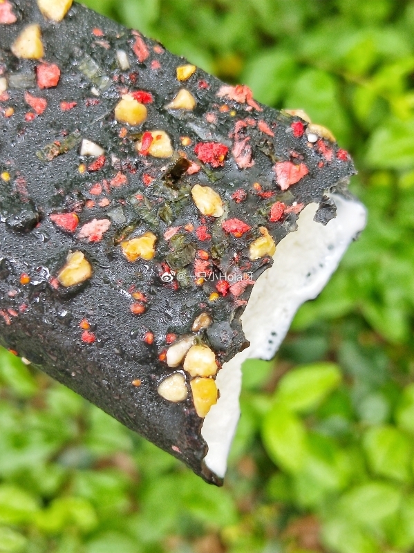 Cuối cùng, các hãng kem cũng không dám mạo hiểm với mùi hương khó chịu của đậu phụ thối. Thật ra món kem này chỉ mô phỏng hình dáng của món đặc sản trứ danh, và mang hương vị ngọt ngào quen thuộc của kem. Lớp vỏ ngoài sẫm màu làm bằng chocolate đen, giòn. Những hạt dâu dây, đậu phộng... thái vụn trông như tỏi, ớt, hành... bên ngoài miếng đậu phụ thối. Thay vì sữa tươi, kem đậu phụ thối dùng sữa đậu nành tạo hương đậu hũ, ăn vui miệng.