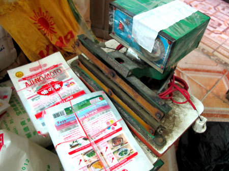 Máy dập mép và bao bì rởm.
