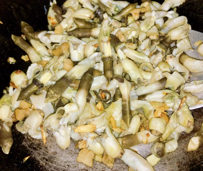 Ốc móng tay xào me - 3