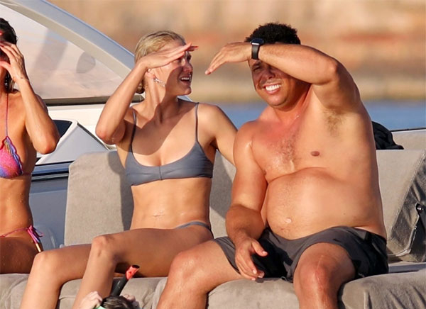Ronaldo cởi trần để lộ bụng béo bên người yêu kém 15 tuổi có thân hình chuẩn. Cựu sao Real và người đẹp đồng hương gắn bó hơn 5 năm nay.
