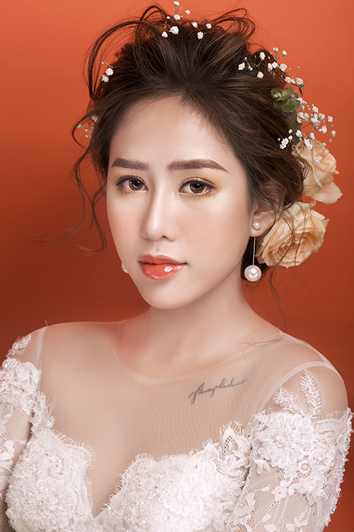 Chuyên gia không nhấn nhá mạnh màu mắt, eyeliner mà tạo ra sự hòa quyện màu sắc tinh tế. Từng bước makeup được thực hiện kỹ lưỡng, tỉ mỉ, giữ sự tự nhiên nhưng vẫn mang tới nét nổi bật cho cô dâu. Một chút son bóng được tô phết, giúp đôi môi cong dày.