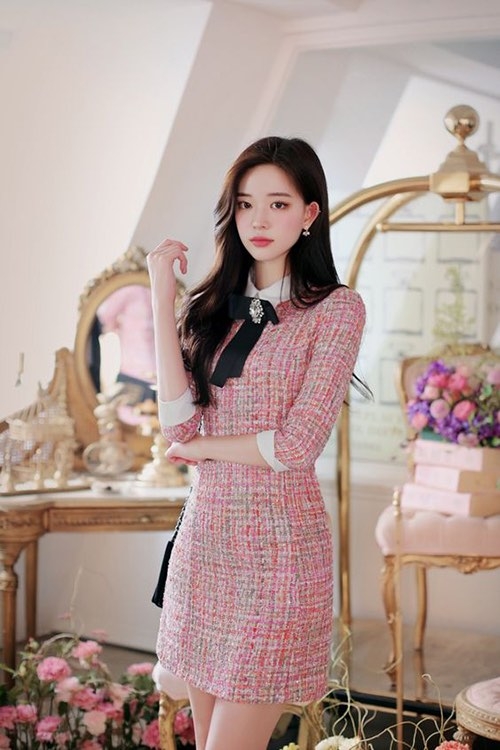 Nếu xuân hè chuộng vải linen thì sang mùa thu đông, phái đẹp lại ưu ái váy áo thiết kế trên vải tweed.