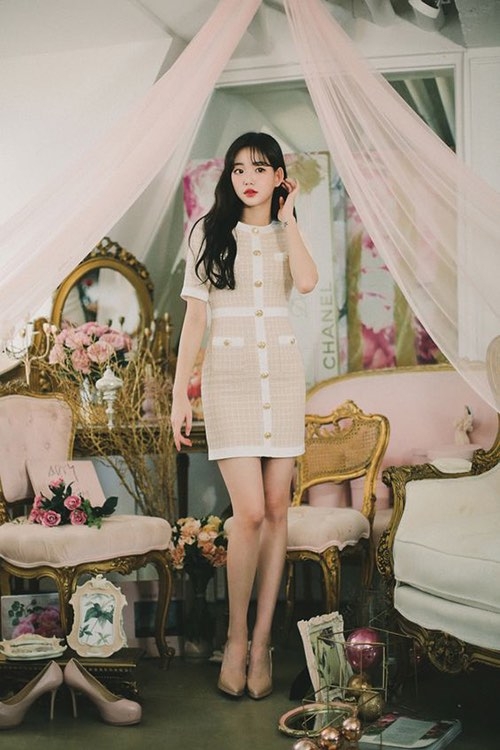 Váy liền thân lấy ý tưởng từ các kiểu đầm mang hơi hướng retro vừa thanh lịch và không kém phần trẻ trung cho chị em công sở.