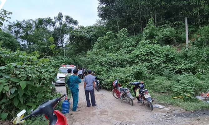 Lực lượng chức năng phong tỏa hiện trường nơi phát hiện bộ xương. Ảnh: CTV.