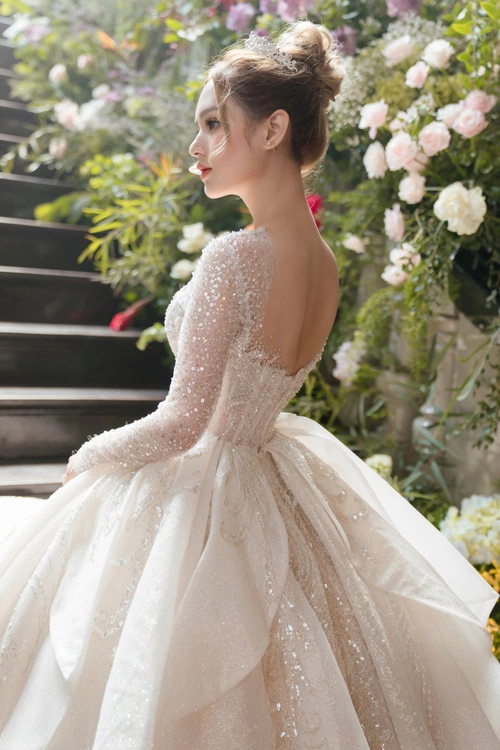 Váy peplum có đường may chít eo, có bụng dưới được may hơi xòe ra, giúp che vòng hai.