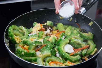 Mướp đắng xào ba loại trứng - 7