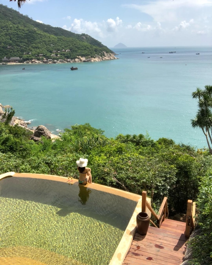 Six Senses Ninh Vân Bay cũng từng được báo Anh nhắc tới là một trong những resort đẹp nhất thế giới. Tại đây, du khách có thể hoà mình trong không gian thiên nhiên hoang sơ hoàn toàn tách biệt với thế giới bên ngoài.