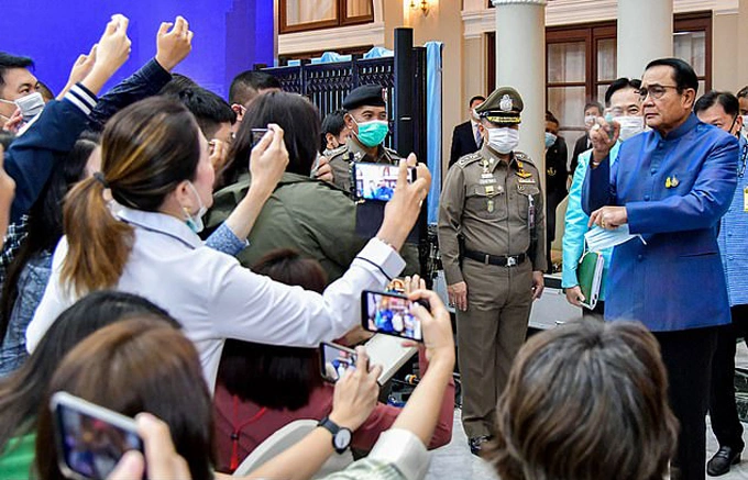 Ông Prayuth khó chịu khi bị hỏi tới tấp về nội các. Ảnh: AFP.