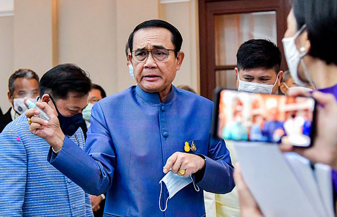 Thủ tướng Thái Lan Prayuth Chan - ocha xịt sát khuẩn vào phóng viên sáng 9/3. Ảnh: AFP.