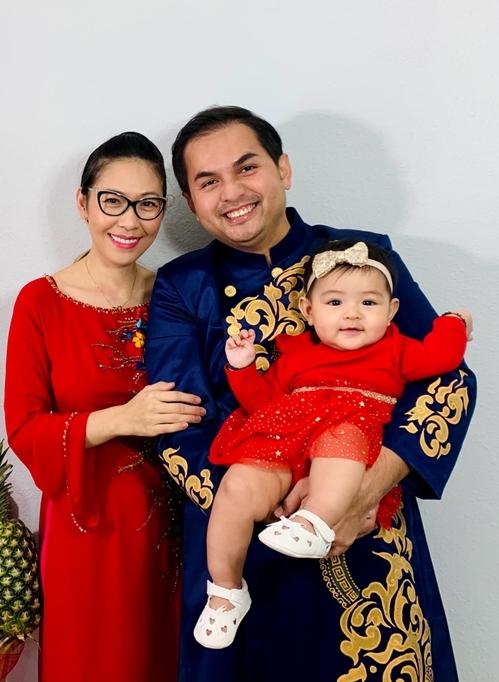 Bé Mèo tên thật là Phương Mai, ra đời sau chín năm nỗ lực điều trị vô sinh của vợ chồng Đức Tiến. Chúng tôi đối mặt nhiều khó khăn khi sinh con ở Mỹ vì không có người thân giúp đỡ. Tuy vậy, có con là điều tuyệt vời nên chẳng khó khăn nào không vượt qua được, anh chia sẻ.