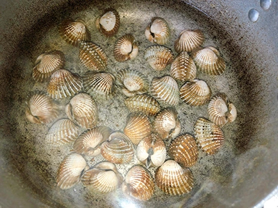 Sò huyết rang me - 2