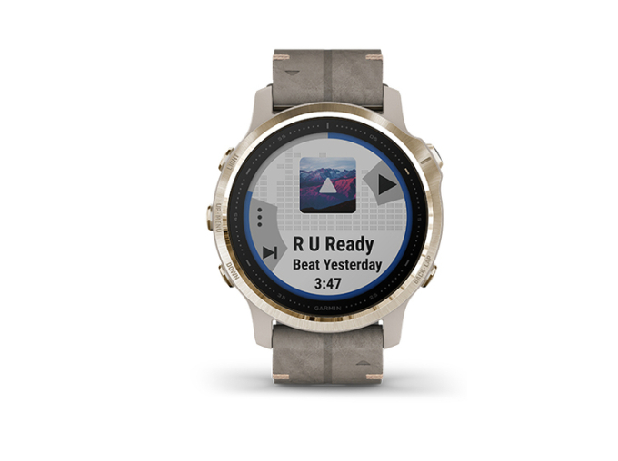 Đồng hồ Garmin Fēnix6S màu trắng vàng, mã số 010-02159-8P sở hữu màn hình 1.2 luôn mở có gờ mặt đồng hồ bằng thép không gỉ, titan hoặc lớp phủ carbon như kim cương. Sản phẩm tích hợp tính năng theo dõi sức khỏe (đo nhịp tim cổ tay, đo độ bão hòa oxy trong máu, hỗ trợ theo dõi giấc ngủ...), tính năng huấn luyện, cảm biến định vị, điều hướng bản đồ, các tính năng kết nối bao gồm thông báo thông minh và thanh toán không tiếp xúc, kho âm nhạc hỗ trợ phát nhạc. Tuổi thọ pin đến 9 ngày trong chế độ đồng hồ đeo tay thông minh, 7 giờ trong chế độ GPS và âm nhạc, 30 giờ trong chế độ UltraTrac. Giá gốc 22,49 triệu đồng, hiện ưu đãi 10% còn 20,17 triệu đồng.