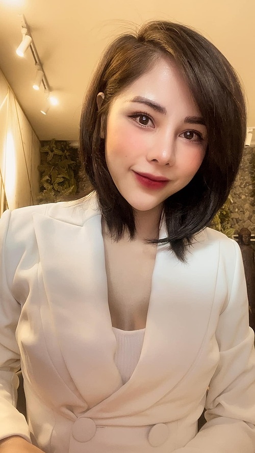 MC Bạch Lan Phương đăng ảnh ăn vận chỉn chu khi họp qua zoom và không đả động đến chuyện bạn trai Huỳnh Anh bị tố nợ 200 triệu đồng mãi không trả dù đã quá hạn 3 tháng. Nam diễn viên sau đó lên tiếng xác nhận vay nợ số tiền trên. Tuy nhiên anh không hề có ý quỵt tiền mà do đang gặp khó khăn nên chưa thể thanh toán đúng thời hạn.