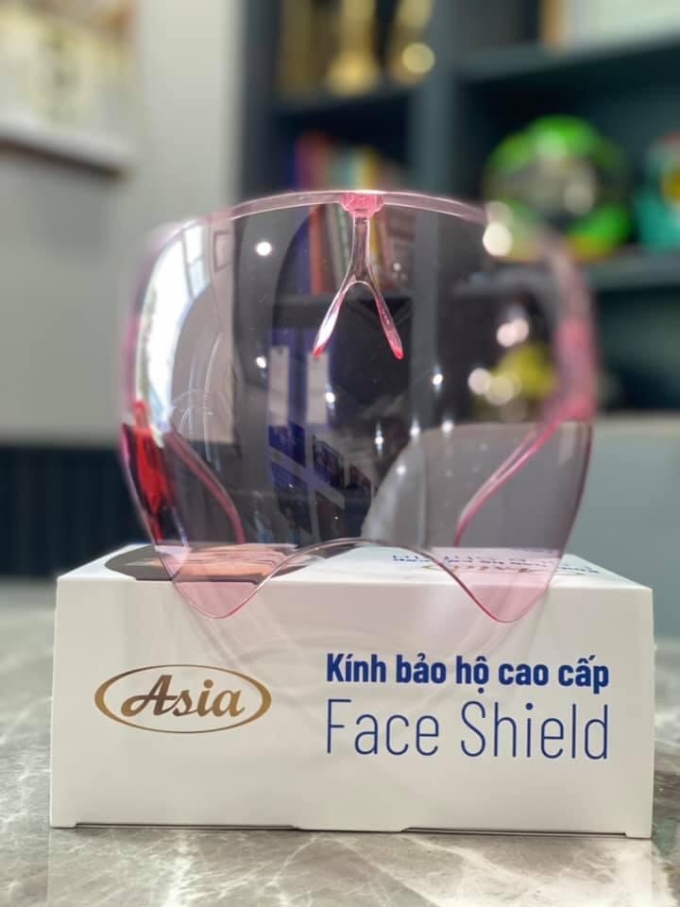 Kính bảo hộ Asia giảm giá 20% còn 60.000 đồng; có thiết kế nhỏ gọn, dễ mang, không gây vướng víu. Phần gập của gọng đeo tai nối với toàn bộ mặt kính được gia công chắc chắn; bộ phận gọng mũi đỡ kính tiếp xúc với mũi, thiết kế cong ở vùng tiếp giáp với mũi, không bị vướng víu.Bề mặt kính 0 độ, làm cong, bầu bảo vệ và ôm trọn khuôn mặt... Kính phù hợp cả với những người đeo kính do cận thị, viễn thị...