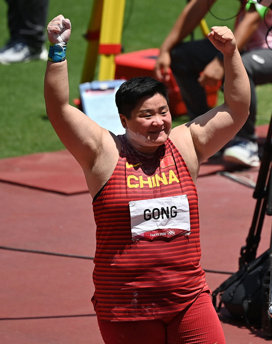 Gong Lijiao sau khi thực hiện bài thi ném tạ hôm 1/8. Ảnh: Xinhua.