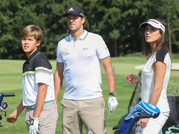 Cựu danh thủ Ballack trong một lần đi chơi golf cùng con trai Emilio và bạn gái Natacha vài năm trước. Ảnh: The Sun.