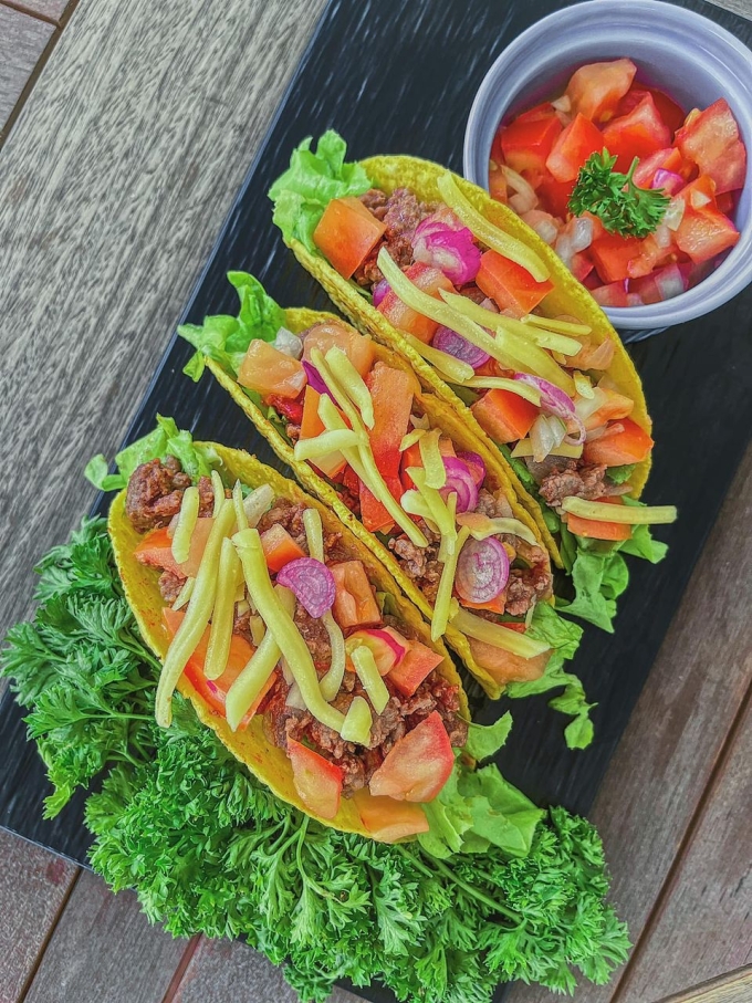 Chồng nịnh yêu khi Lan Khuê làm bánh taco - 1