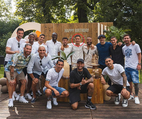 Messi (đứng ngoài cùng bên phải) đứng cạnh Verratti và Icardi, dự sinh nhật đồng đội mới Ander Herrera (khoanh đỏ). Sergio Ramos (ngoài cùng bên trái hàng thứ hai khoác vai thủ môn Keylor Navas trong khi Neymar mặc áo đen ngồi giữa Di Maria và Paredes. Ảnh: Instagram.