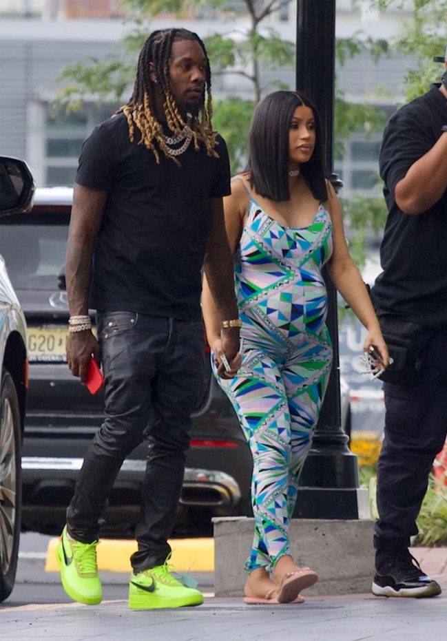 Cardi B và ông xã dạo phố cuối tuần qua. Ảnh: Shutterstock