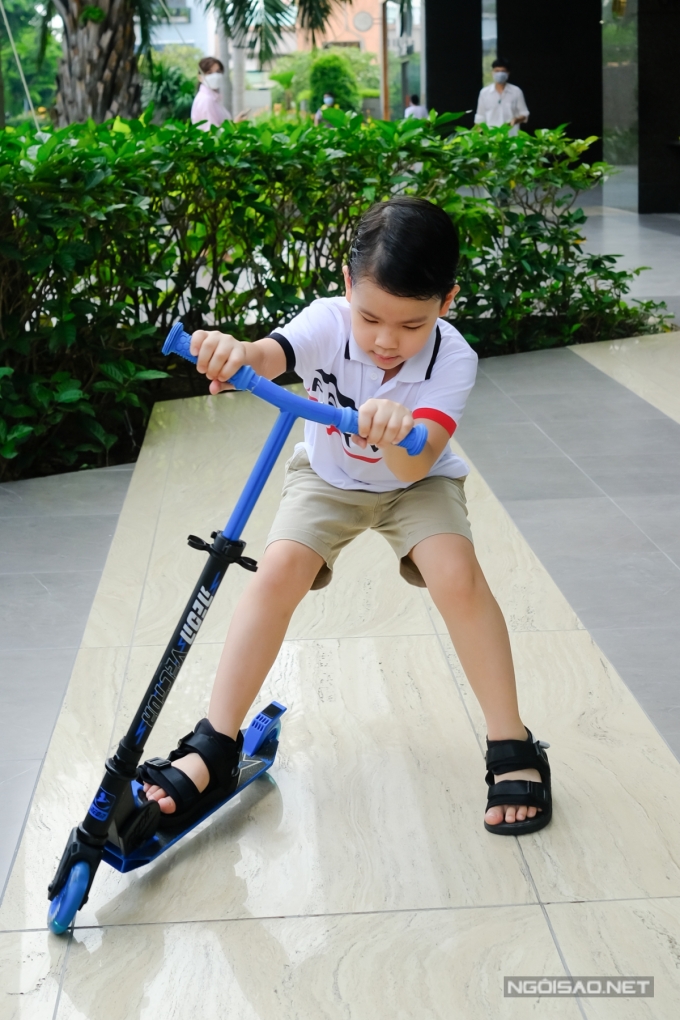 Nhóc tỳ rất thích chơi xe trượt. Cựu thành viên nhóm Mây trắng hy vọng thời gian tới sẽ có nhiều cơ hội hơn dẫn bé đi chơi, tăng cường vận động sau một tuần dài học tập.
