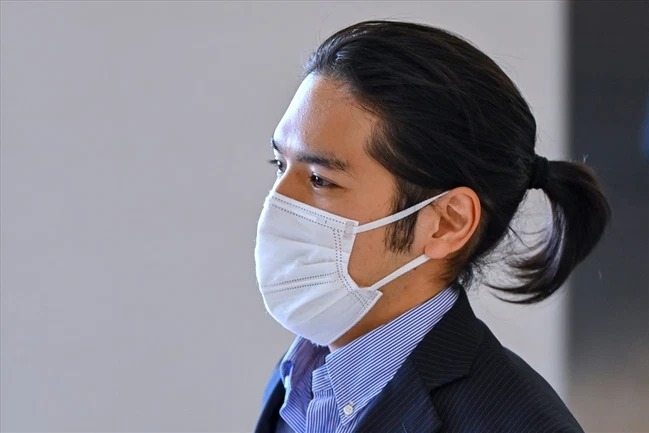 Mái tóc đuôi ngựa của Kei Komuro gây chú ý khi vừa trở về từ Mỹ hôm 26/9. Ảnh: Reuters