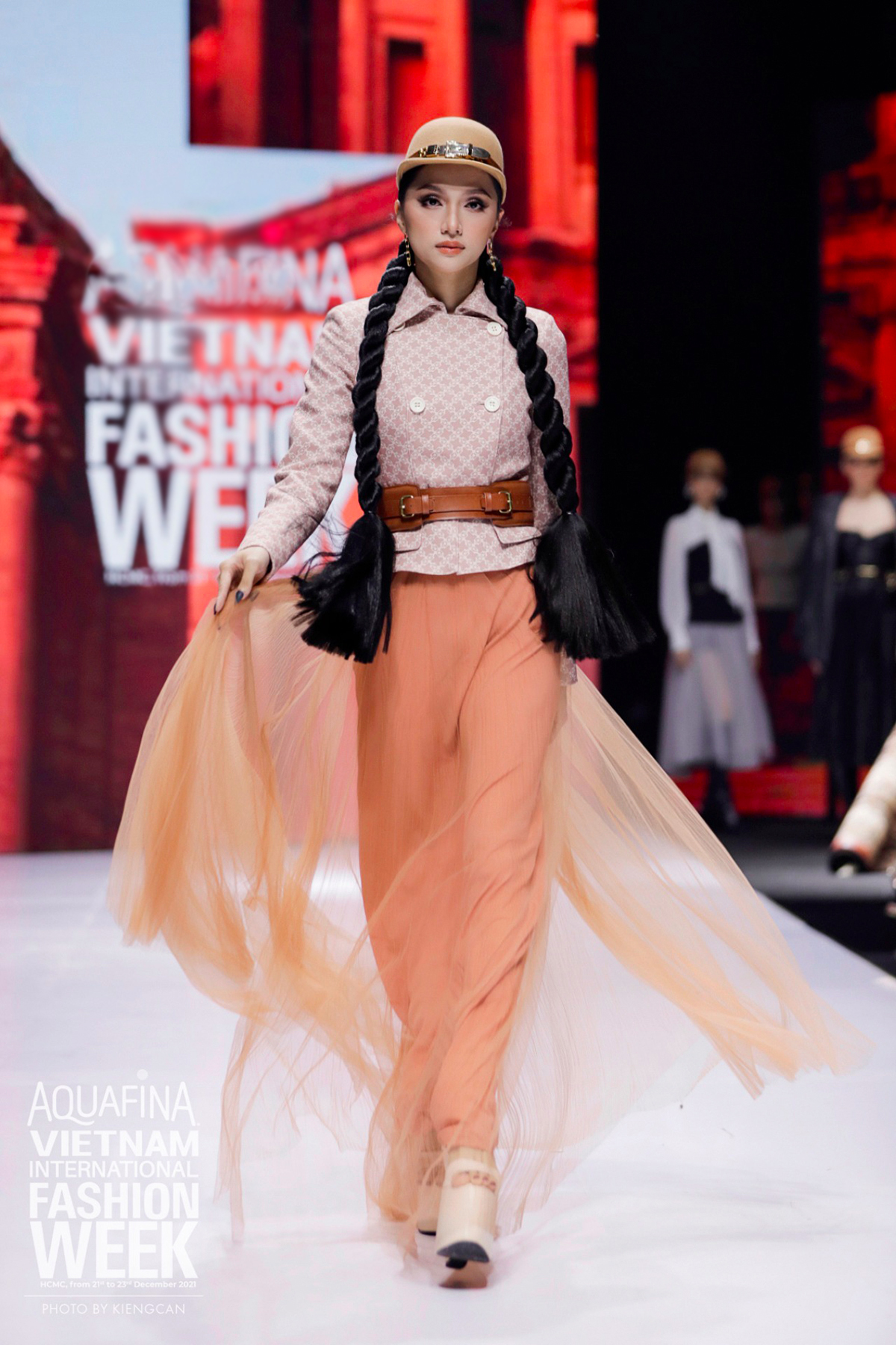 Hương Giang tái xuất sàn catwalk - Ngôi sao