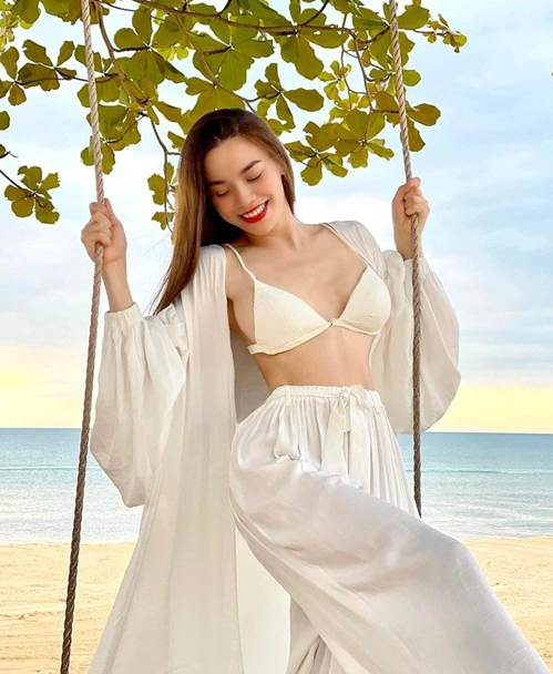 Sau khi sinh đôi hai bé Lisa và Leon, Hà Hồ nhanh chóng lấy lại thân hình mảnh mai. Việc chăm chỉ tập yoga suốt chục năm nay kết hợp cùng những bài tập gym với tạ giúp nữ ca sĩ có vóc dáng săn chắc, vòng eo thon thả.