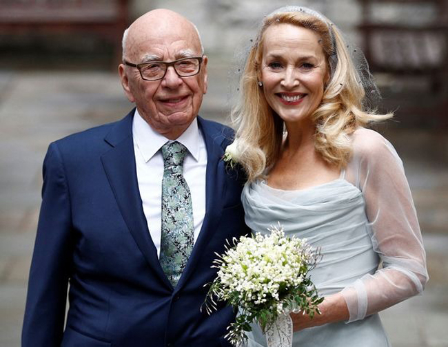 Tỷ phú Rupert Murdoch và vợ tư Jerry Hall trong đám cưới năm 2016. Ảnh: Reuters