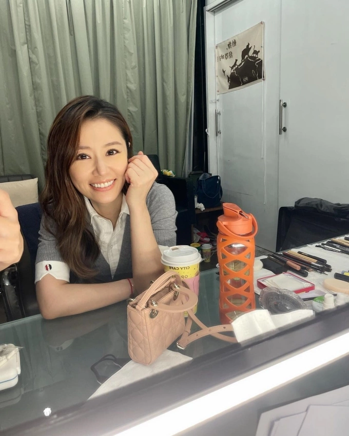 Nữ diễn viên thường mang theo bình nước bên mình để hạn chế lười, quên uống nước.