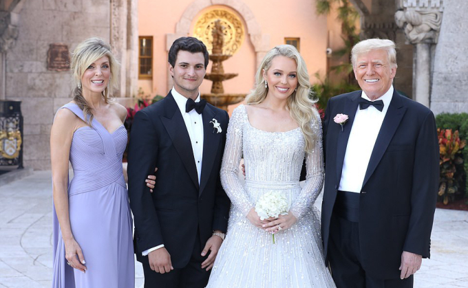 Donald Trump và vợ thứ hai Marla Maples chụp ảnh cùng vợ chồng con gái Tiffany. Ảnh: Denis Leon&Co