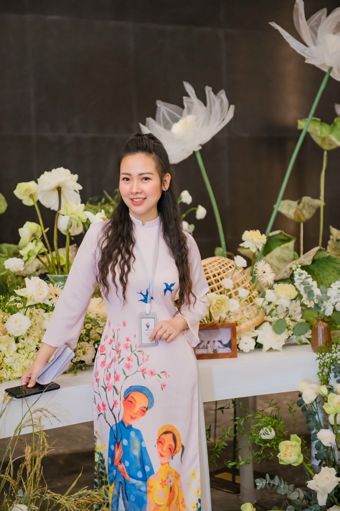 Hoàng Lê Na tốt nghiệp Học viện Báo chí Tuyên truyền, có 15 năm sản xuất video, tổ chức sự kiện. Chị từng công tác tại Đài truyền hình Việt Nam và giành nhiều giải lớn.