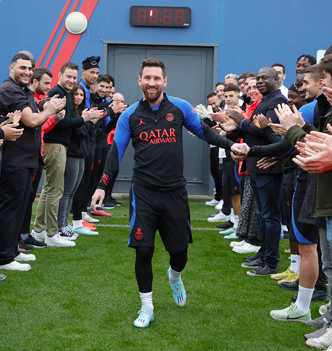 Messi lần đầu lên tiếng về quan hệ với Mbappe sau World Cup 1 Đồng đội xếp hàng chào đón Messi trở lại PSG - Ngôi sao