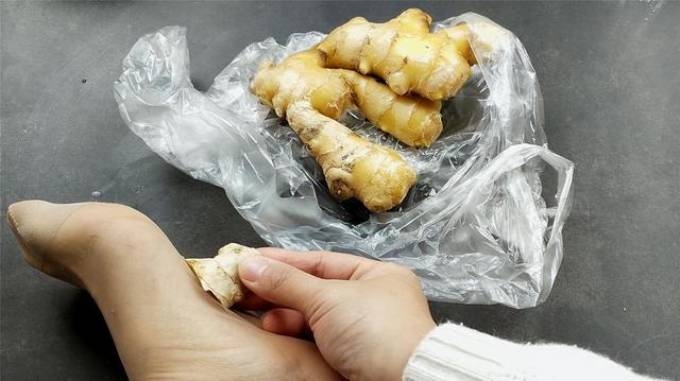 4 công dụng bất ngờ nhờ xoa gừng vào lòng bàn chân trước khi ngủ - Ngôi sao