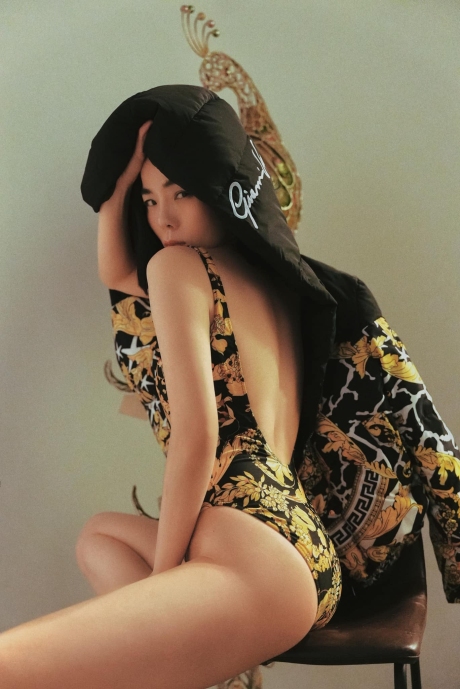 Lệ Quyên diện bikini khoét hông cao khoe body tuổi 42 - Ngôi sao