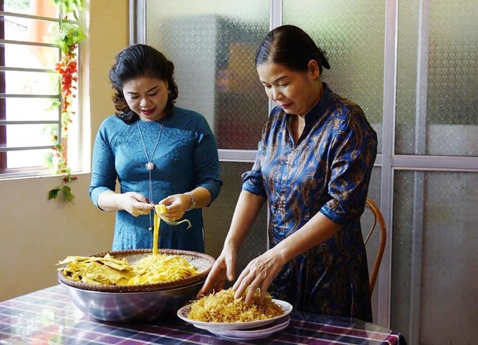 Sơ chế măng tốn nhiều thời gian. Ảnh: Hòa Thu