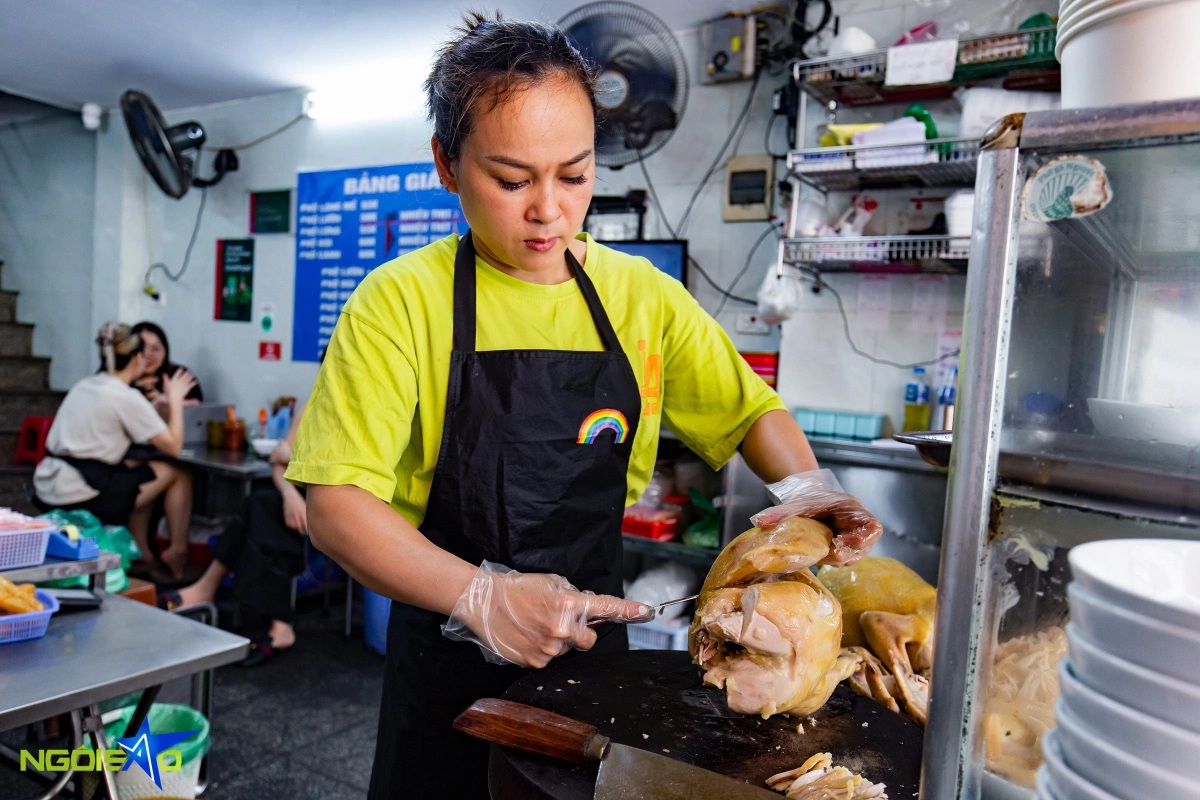 Hanoi's Michelin-recommended chicken shop sells 800 soups daily