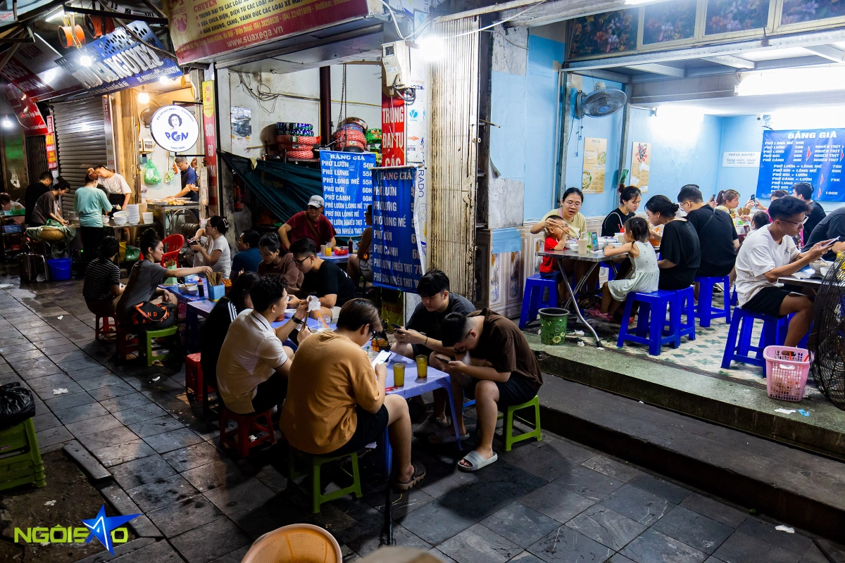 Hanoi's Michelin-recommended chicken shop sells 800 soups daily