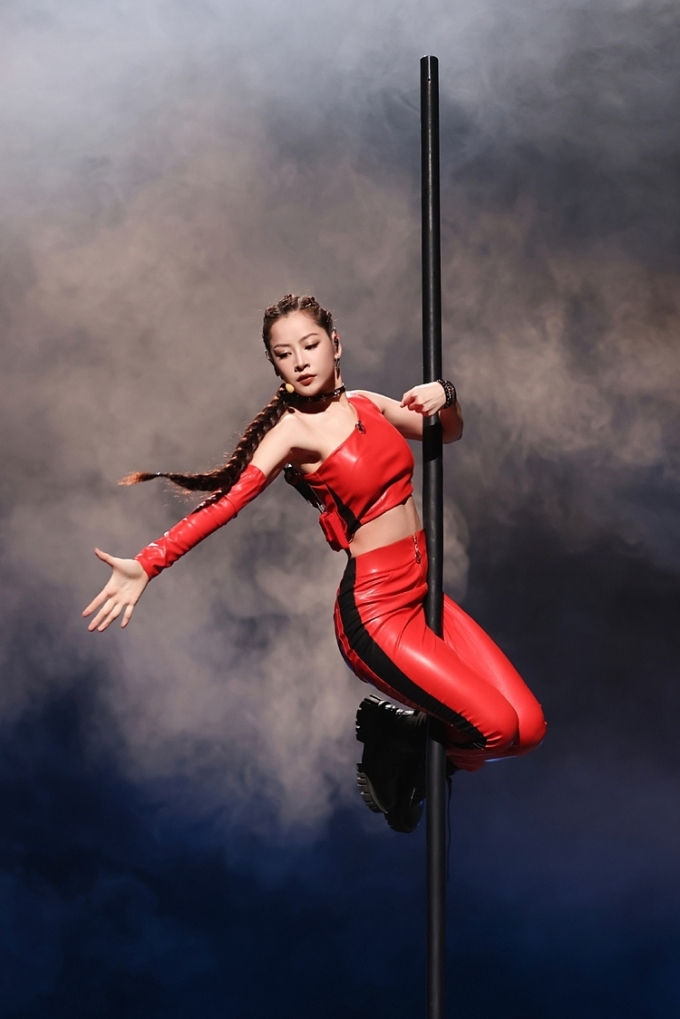 Singer Chi Pu during her pole dancing performance in Sisters Who Make Waves on July 7, 2023. Photo by Weibo/Sisters Who Make Waves