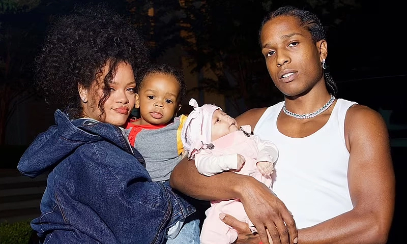 Con trai thứ hai của Rihanna lộ diện - Ngôi sao