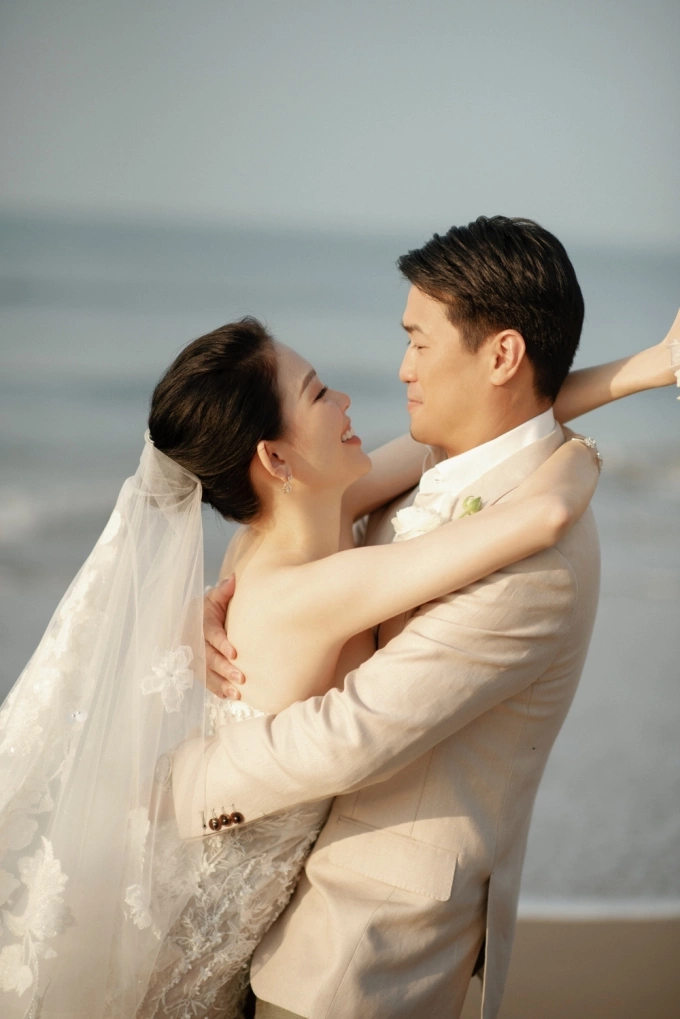 Sánh vai cô dâu, chú rể Phillip Nguyễn trông bảnh bao trong bộ suit sáng màu. Anh nhiệt tình tạo dáng, thể hiện sự đồng điệu với vợ.