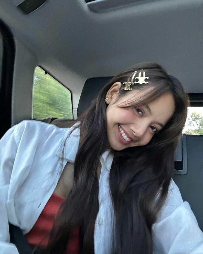 Loạt ảnh Lisa đăng thu hút hơn 8 triệu lượt yêu thích, cho thấy độ hot của cô nàng. Tình yêu của Lisa và bạn trai được cho kéo dài đã hơn một năm, bắt đầu từ khi Frédéric Arnault liên tục thả tim ảnh của Lisa (tháng 6/2022).Lisa hiện là gương mặt đình đám nhất nhì Blackpink. Cô là đại sứ cho hãng thời trang Celine, hãng trang sức La Mã Bulgari, MAC Cosmetics và nhiều thương hiệu khác. Cô được đánh giá cao nhờ khả năng ca hát, rap và nhảy, đồng thời là một biểu tượng thời trang. Năm 2021, cô làm giám khảo giải thưởng thời trang danh giá Andam của Pháp.Lisa (tên thật Lalisa Manobal) là thành viên duy nhất không phải người Hàn Quốc của nhóm Blackpink. Cô sinh ra và lớn lên tại Thái Lan, trước khi được phát hiện trong một buổi thử giọng của YG Entertainment, năm 14 tuổi. Từ năm 2011, Lisa chuyển đến Hàn Quốc bắt đầu quá trình đào tạo chính thức với tư cách một thực tập sinh trong 5 năm. Từ năm 2016, cô hoạt động với vai trò thành viên Blackpink
