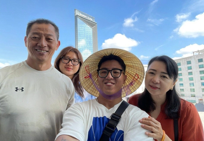 Lực sĩ Lý Đức cùng vợ và hai con. Ảnh: NVCC