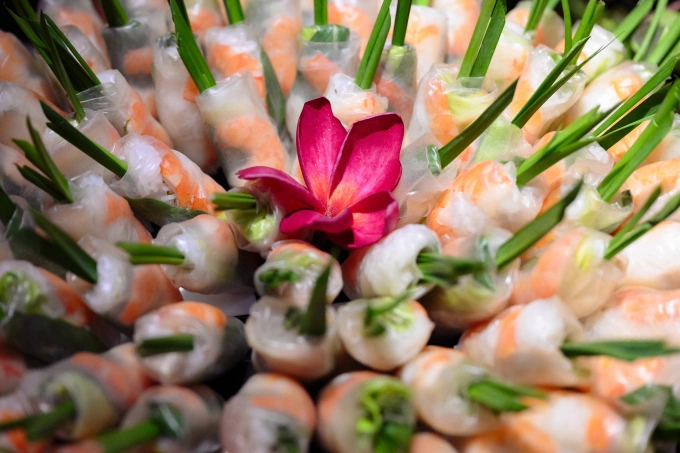 The restaurant’s menu includes traditional Vietnamese dishes such as Hue beef noodle soup, com tam (broken rice), goi cuon (spring rolls) as pictured, banh cuon (steamed rice paper rolls), crispy pancake, grilled pork vermicelli, lotus root salad and crab stir-fried vermicelli. Dishes like this cost from VND200,000 (US$8) per serving at minimum, about ten times what they might cost on the average Vietnamese street corner.