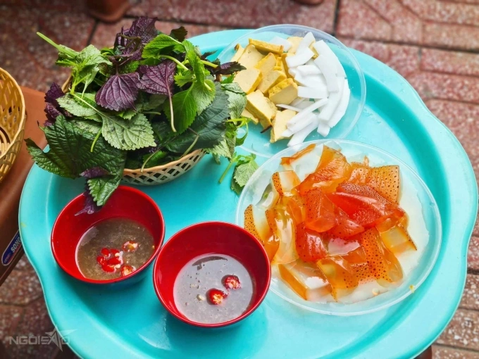 Đĩa sứa đỏ ăn kèm đậu phụ nướng, dừa tươi, rau tía tô và mắm tôm. Ảnh: Nguyên Chi