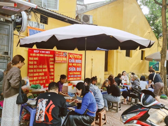 Quán sứa đỏ đông khách phố Hòe Nhai. Ảnh: Nguyên Chi