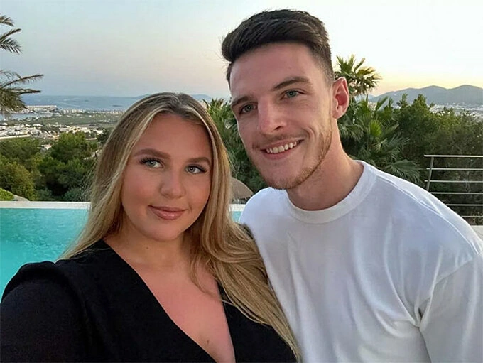 Arsenal star Declan Rice defends girlfriend against body shaming comments - VnExpress International