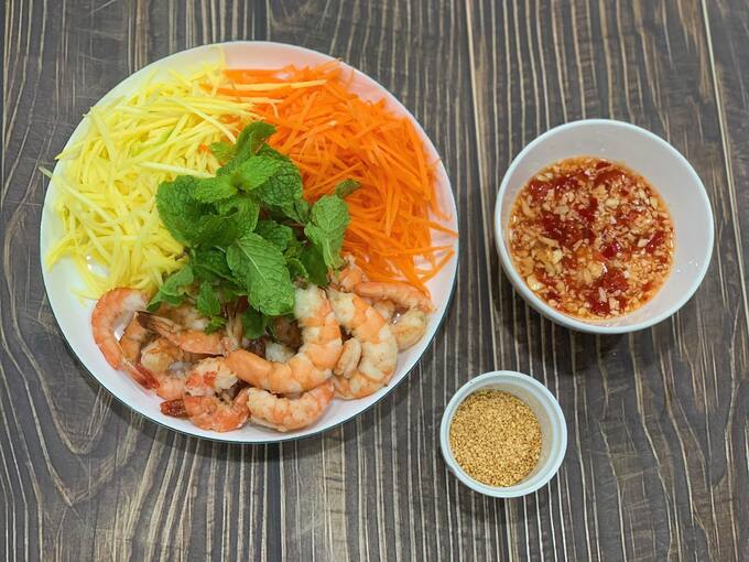 Cũng với công thức này, có thể thay thế tôm bằng thịt ba chỉ luộc hoặc tai, mõm heo.