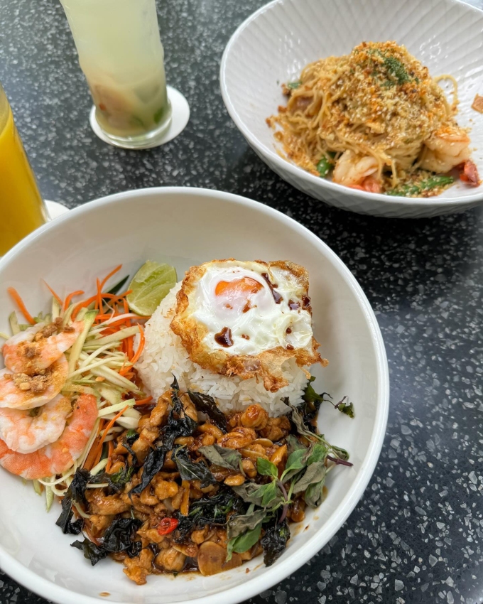 Sau đó, Tăng Thanh Hà cùng một người bạn ghé nhà hàng cũng nằm ở khu vực Dempsey Hill, thưởng thức bữa trưa giàu dinh dưỡng với cơm, gà xốt húng quế, salad tôm tươi, trứng ốp la và một suất mì tươi ăn với tôm.