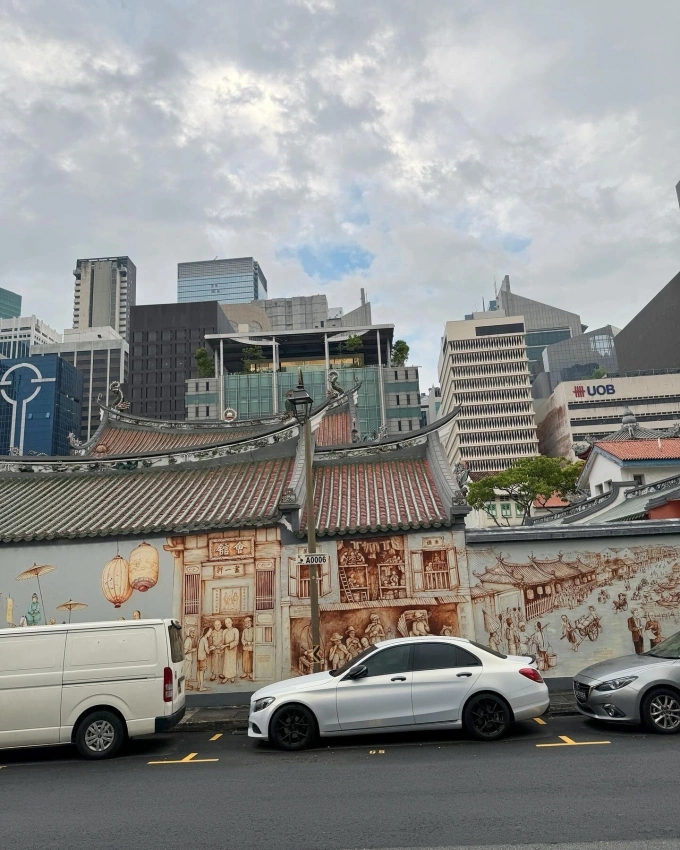 Tăng Thanh Hà dừng chân trước một bức tranh tường ở đền Thian Hock Keng nằm trên phố Amoy. Bức tranh tường dài 40 mét, minh họa cuộc sống của những người nhập cư Phúc Kiến thời kỳ đầu ở đất nước Singapore. Đền Thian Hock Keng được xây dựng vào năm 1839, có kiến trúc độc đáo khi không dùng bất kỳ cây đinh nào trong quá trình xây dựng.