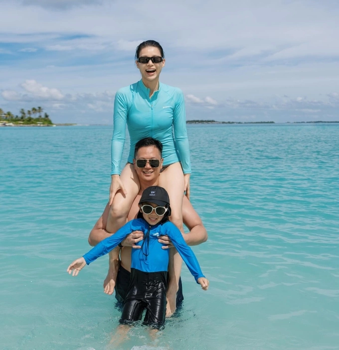 Cuối cùng, chúng tôi cũng đã quay trở lại thiên đường, Hồ Hạnh Nhi viết. Lần này, gia đình cô lựa chọn nghỉ dưỡng ở Patina Maldives - một trong những resort sang trọng và đẳng cấp bậc nhất tại Maldives.